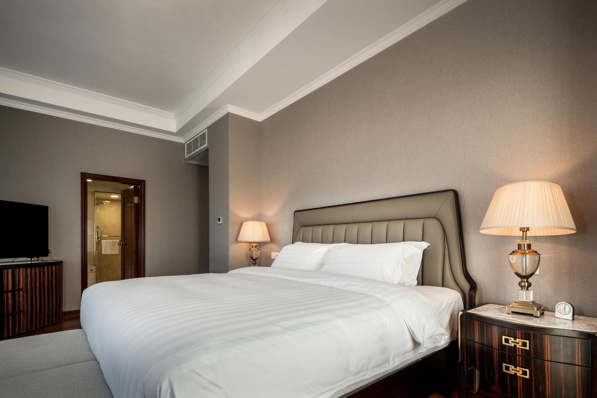 Hotel Park - Hudec Excellent Historical Building - Priority Access For Classic Butterfly Cookies Without Queuing To Guests